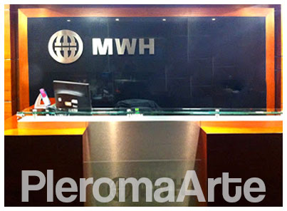 Apreciamos cuadros para empresas en la empresa MWH se aprecia el logo de la galería de arte decorarte de pleroma arte