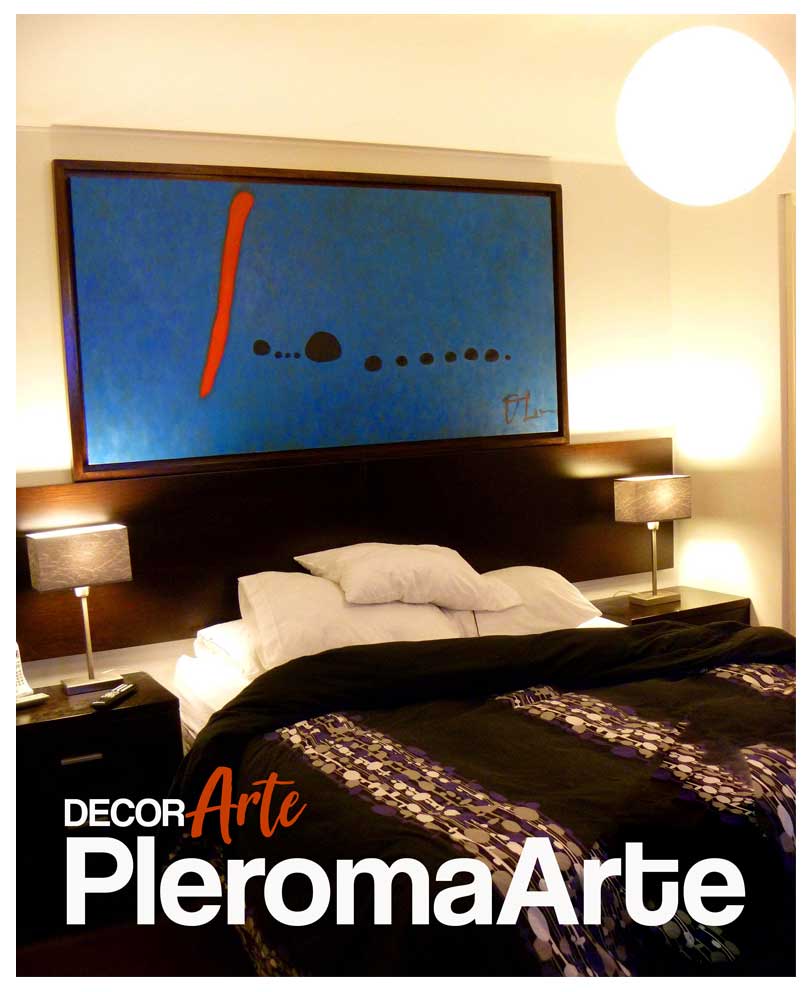 Vemos cuadros para dormitorios en colores azules y el logo de la galería de arte decorarte de pleroma arte