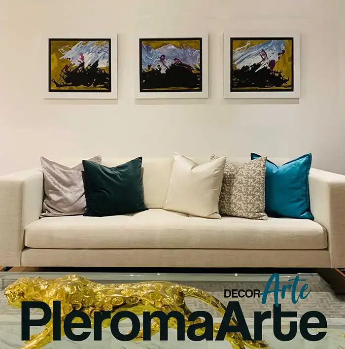 Vemos cuadros abstractos que combinan perfecto con los elementos decorativos de la sala, hermosas pinturas abstractas