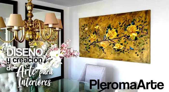Se aprecian los cuadros para comedor en la galería de arte pleroma arte en tonos dorados con flores.