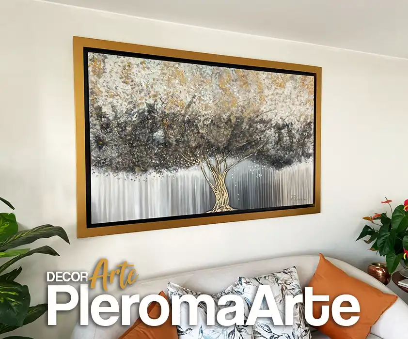 Vemos hermosos cuadros elegantes de estilo paisaje abstracto en tonos dorados y plateados enmarcado con un marco dorado de cedro creado por Pleroma Arte